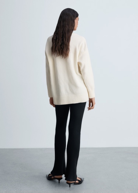 Customizable Women’s Oversized V-Neck Sweater in Ivory White | Wholesale Knitwear | OEM/ODM Manufacturer | Jubaodi