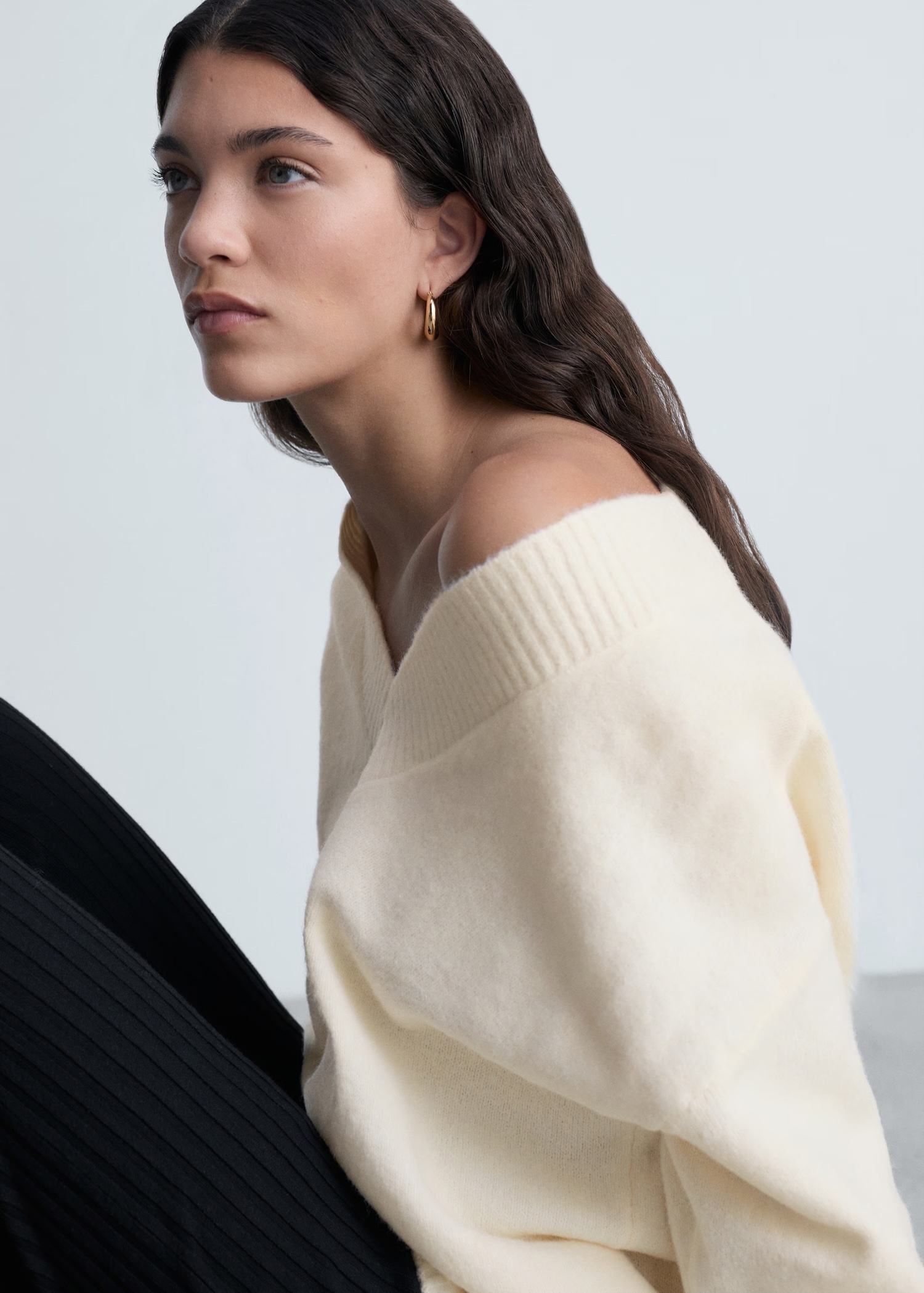 Customizable Women’s Oversized V-Neck Sweater in Ivory White | Wholesale Knitwear | OEM/ODM Manufacturer | Jubaodi