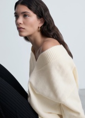 Customizable Women’s Oversized V-Neck Sweater in Ivory White | Wholesale Knitwear | OEM/ODM Manufacturer | Jubaodi