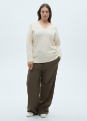 Customizable Women’s Oversized V-Neck Sweater in Ivory White | Wholesale Knitwear | OEM/ODM Manufacturer | Jubaodi
