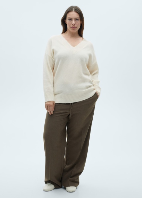 Customizable Women’s Oversized V-Neck Sweater in Ivory White | Wholesale Knitwear | OEM/ODM Manufacturer | Jubaodi