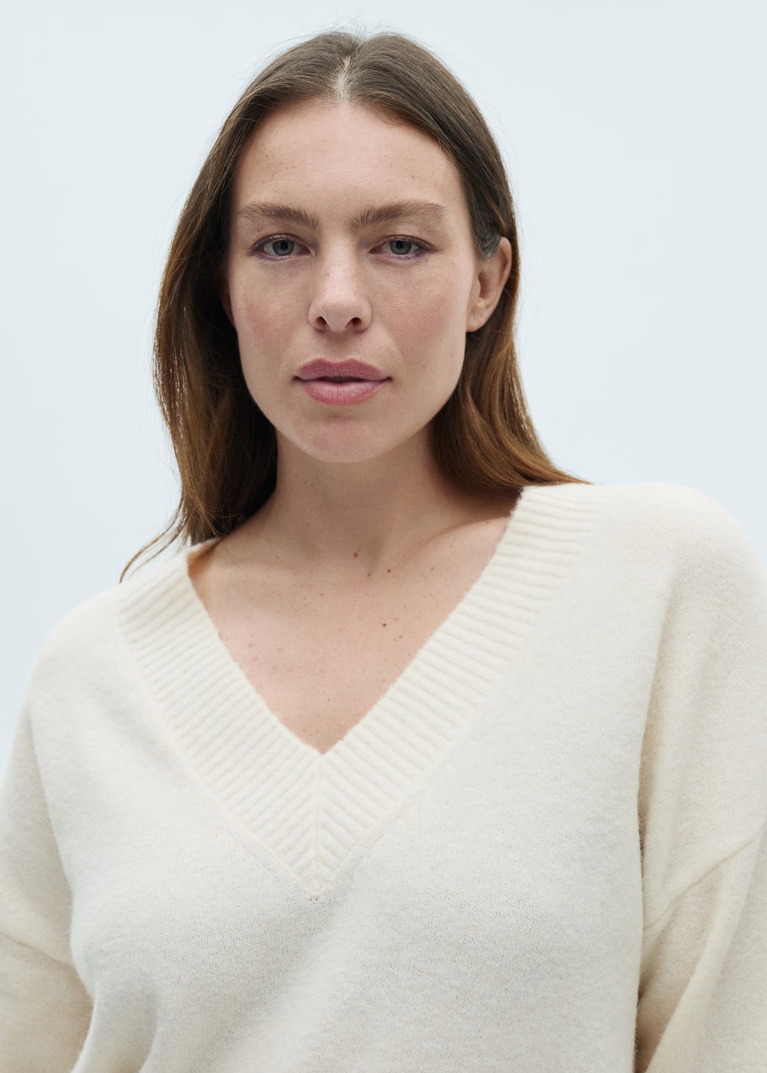 Customizable Women’s Oversized V-Neck Sweater in Ivory White | Wholesale Knitwear | OEM/ODM Manufacturer | Jubaodi