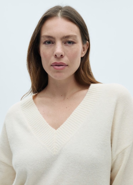Customizable Women’s Oversized V-Neck Sweater in Ivory White | Wholesale Knitwear | OEM/ODM Manufacturer | Jubaodi