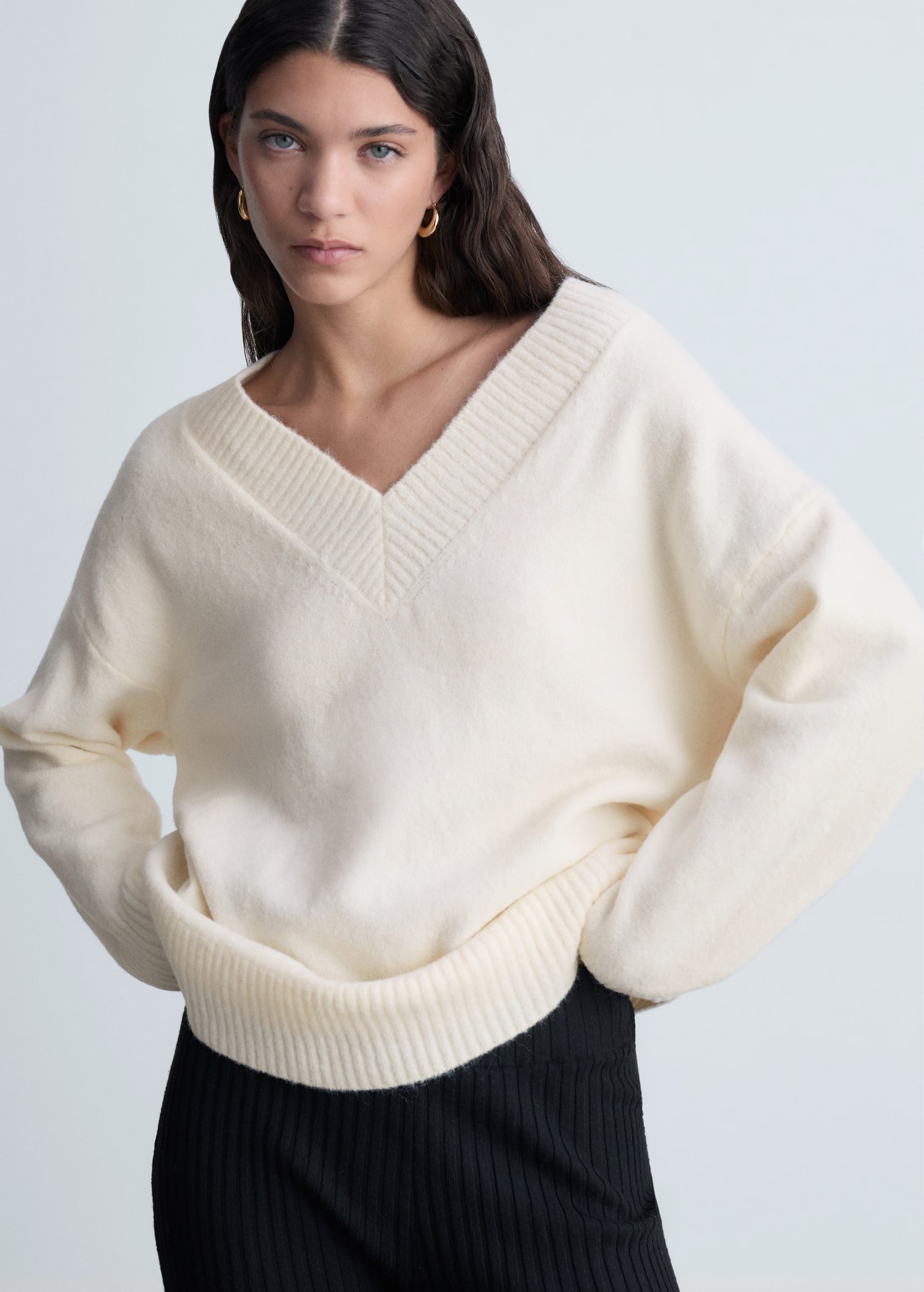 Customizable Women’s Oversized V-Neck Sweater in Ivory White | Wholesale Knitwear | OEM/ODM Manufacturer | Jubaodi