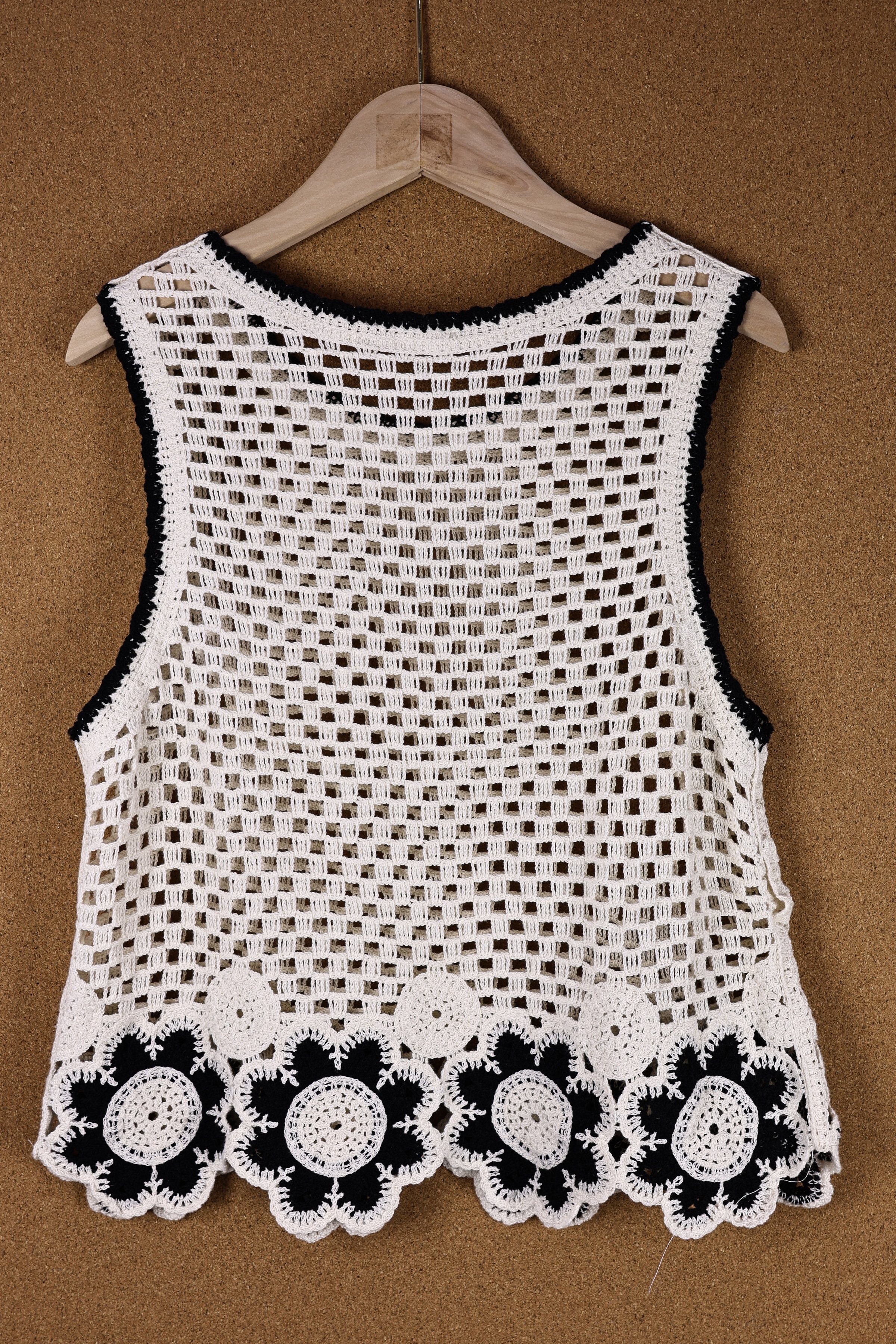 Customizable Handmade Crochet Lace Vest with Floral Hem – Wholesale Manufacturer of Elegant Knitwear