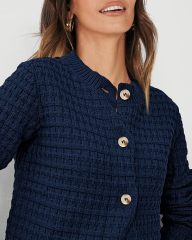 Custom Elegant Navy Blue Knit Cardigan with Wooden Buttons – Wholesale Knitwear for Retailers | Jubaodi