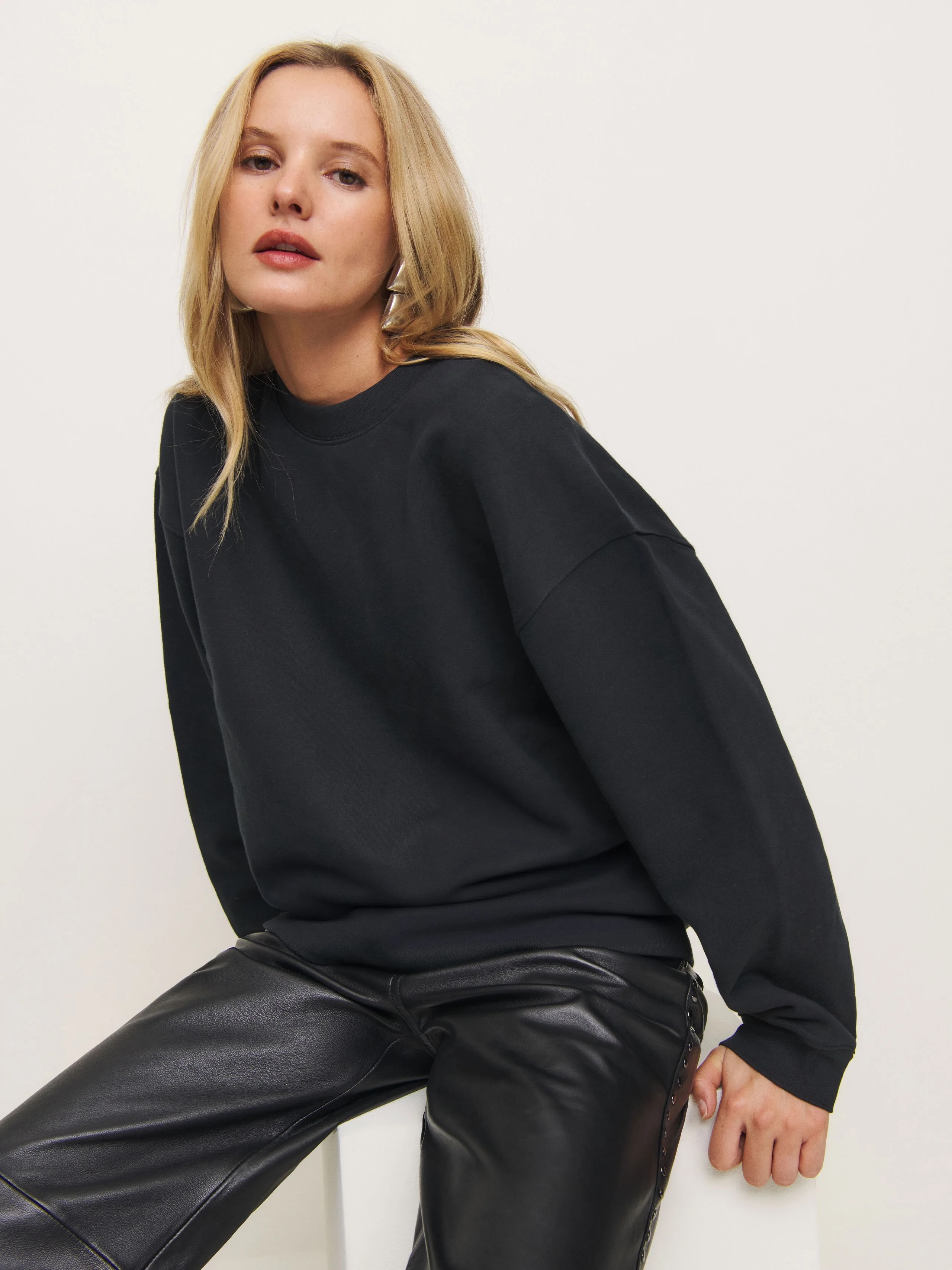 Customized Classic Oversized Black Sweatshirt – Bulk Orders & Personalized Apparel for Fashion Brands
