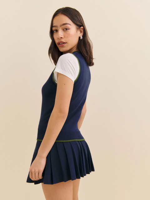 Wholesaler Navy Pleated Skirt and V-Neck Knit Vest Set – Customizable Apparel for Fashion Brands