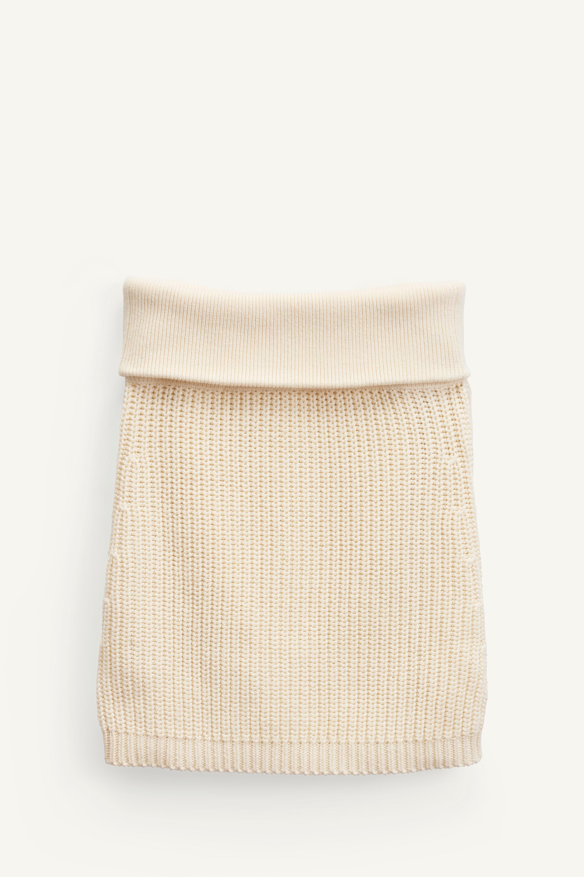 ODM Women's Knitted Sleeveless Top with Button Detail – Customizable Knitwear for Wholesale Retailers