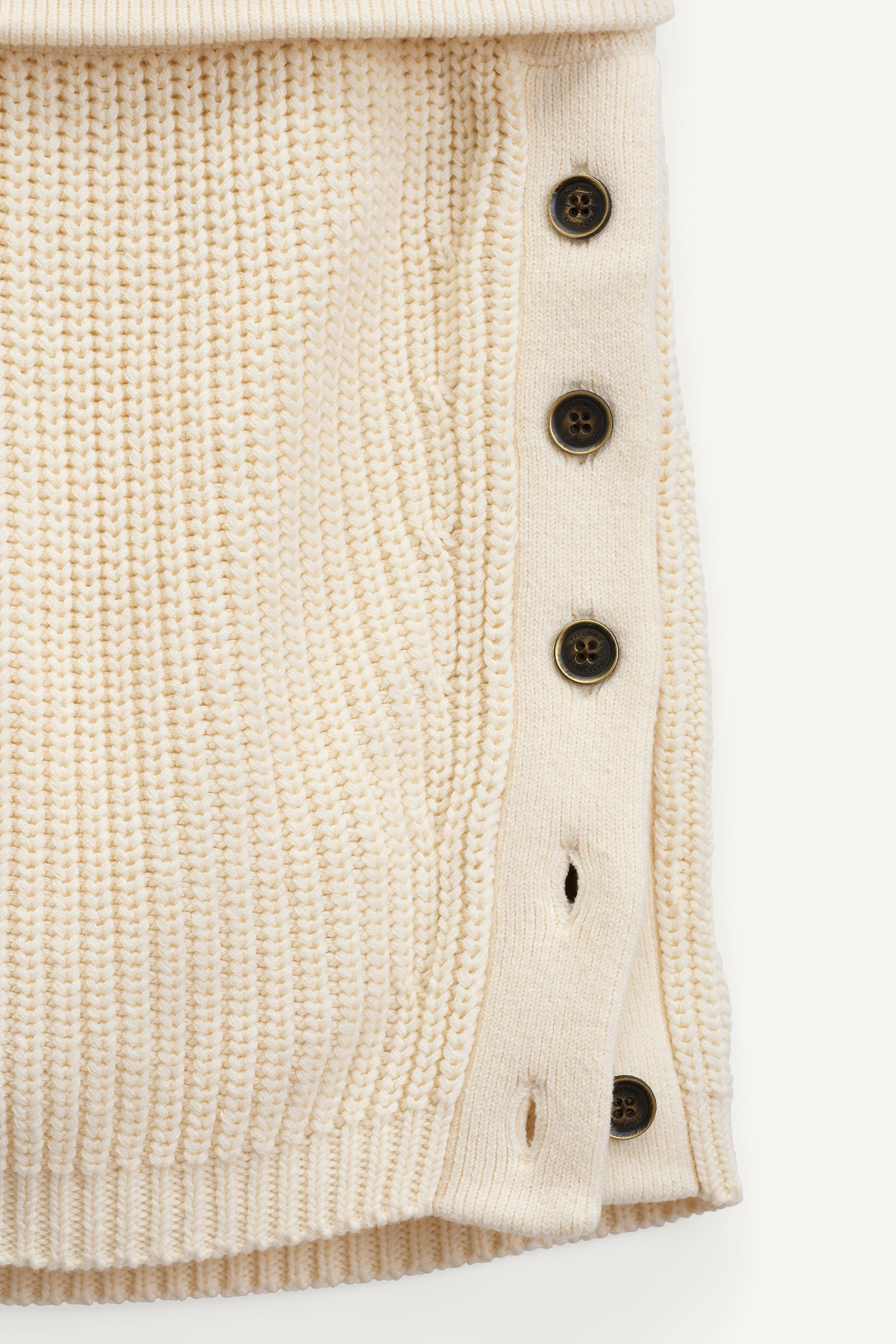ODM Women's Knitted Sleeveless Top with Button Detail – Customizable Knitwear for Wholesale Retailers
