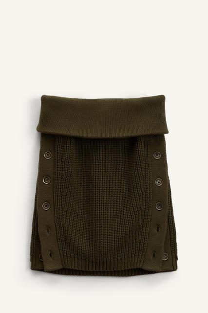 ODM Women's Knitted Sleeveless Top with Button Detail – Customizable Knitwear for Wholesale Retailers
