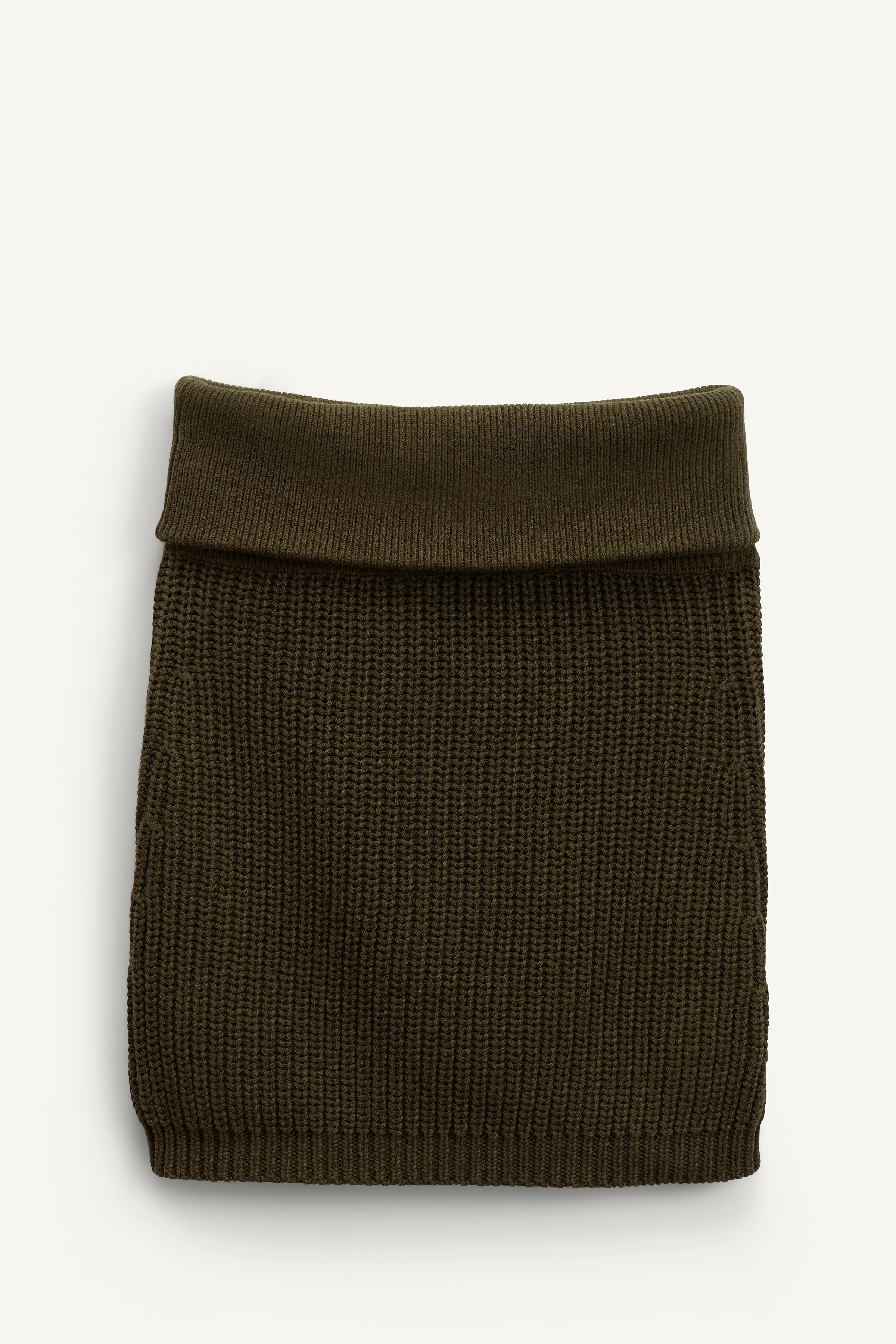 ODM Women's Knitted Sleeveless Top with Button Detail – Customizable Knitwear for Wholesale Retailers