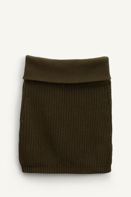 ODM Women's Knitted Sleeveless Top with Button Detail – Customizable Knitwear for Wholesale Retailers