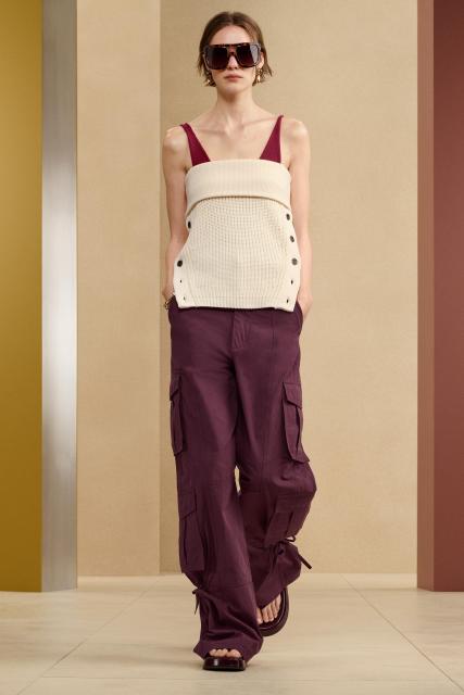 ODM Women's Knitted Sleeveless Top with Button Detail – Customizable Knitwear for Wholesale Retailers