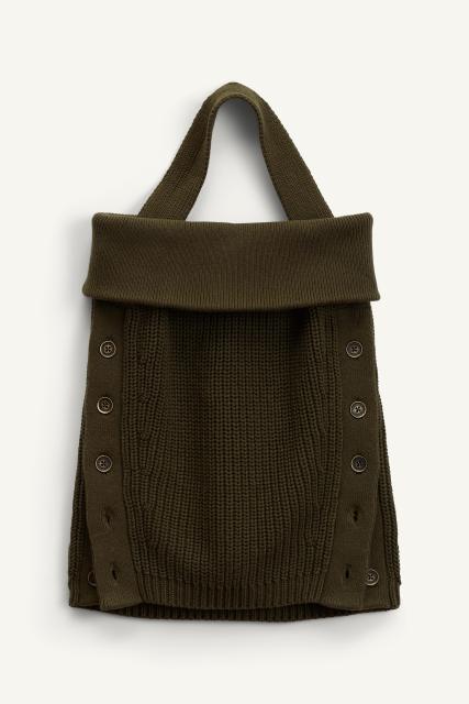 ODM Women's Knitted Sleeveless Top with Button Detail – Customizable Knitwear for Wholesale Retailers