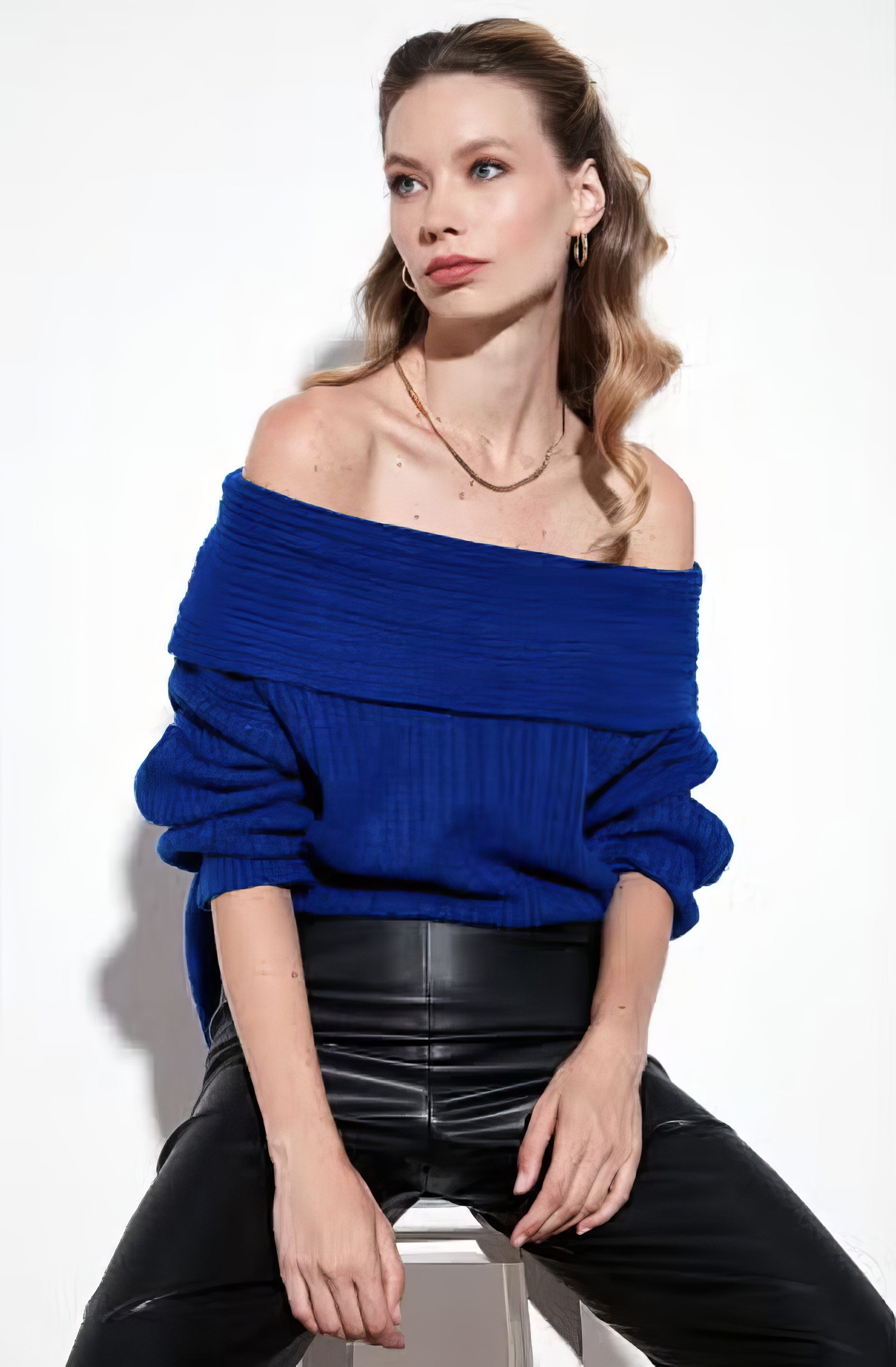Tailor-made Off-Shoulder Ribbed Sweater in Cream White