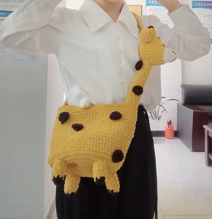 DIY Handmade Crochet Giraffe Shoulder Bag – Yellow Plush Animal Crossbody Purse with 3D Legs & Neck Strap