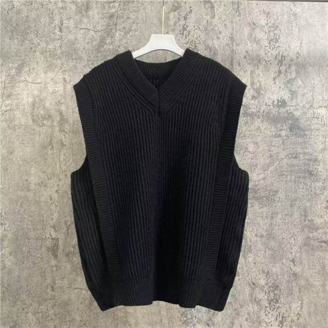 OEM ODM Men’s Beige Knitted Sleeveless Sweater Vest – V-Neck Casual Pullover