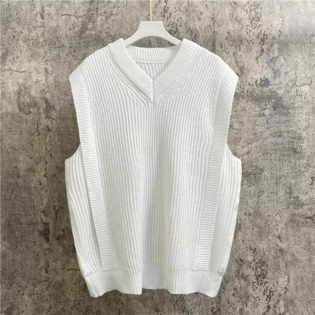 OEM ODM Men’s Beige Knitted Sleeveless Sweater Vest – V-Neck Casual Pullover