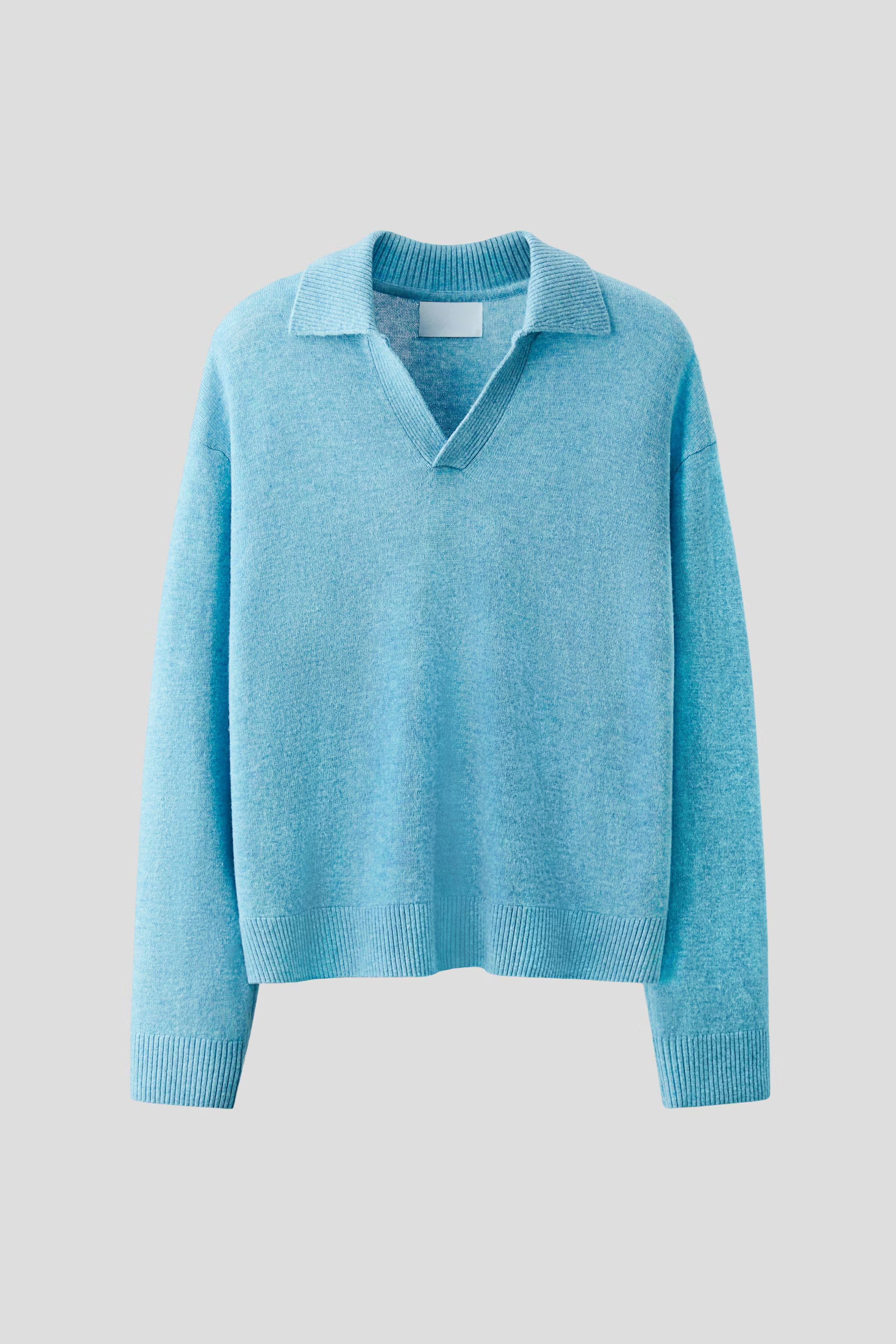 Personalized Casual Beige V-Neck Sweater with Light Wash Jeans for Men – Effortlessly Stylish