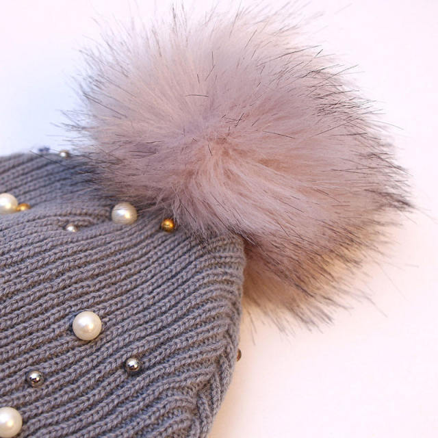 Customized Pearl-Embellished Knit Beanie with Faux Fur Pom Pom – Winter Warm Hat for Women