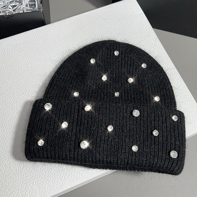 Wholesale Women’s Pearl-Embellished Knit Beanie – Soft Gray Winter Hat with Rhinestones