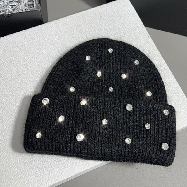 Wholesale Women’s Pearl-Embellished Knit Beanie – Soft Gray Winter Hat with Rhinestones
