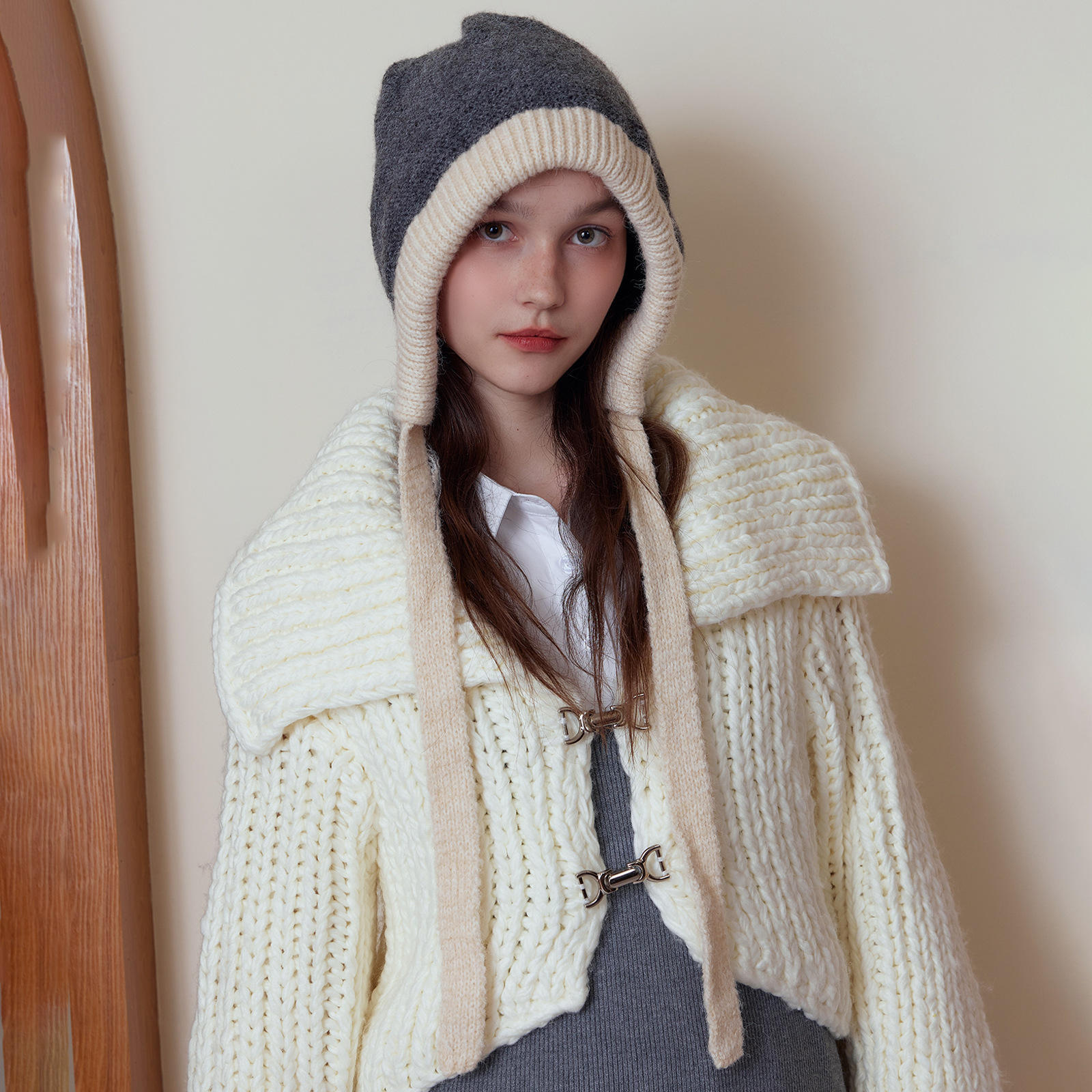 OEM ODM Women's White Chunky Knit Cardigan with Blue Hood