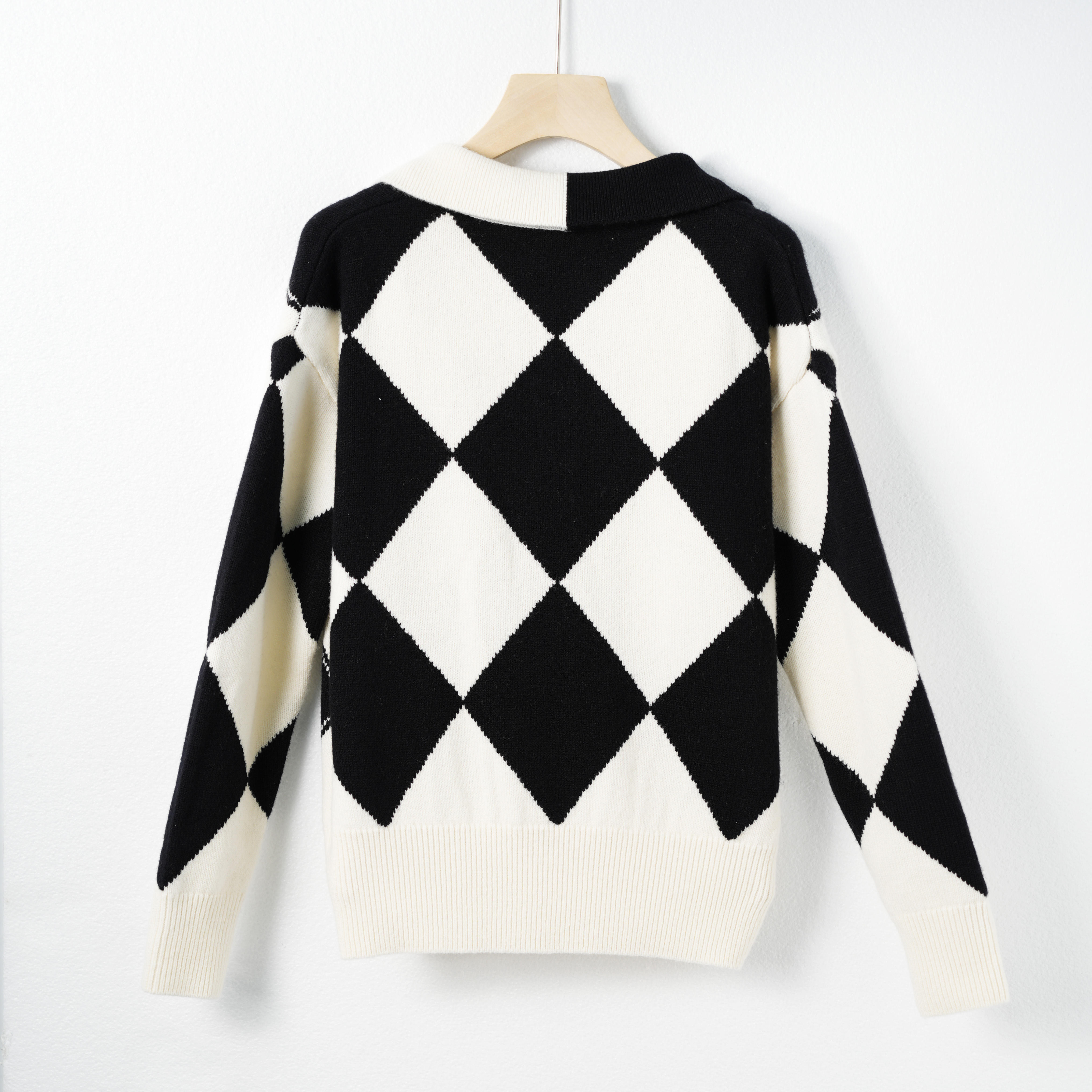 Wholesale Black and White Argyle Pattern Sweater with Polo Collar – Chic Knit Pullover