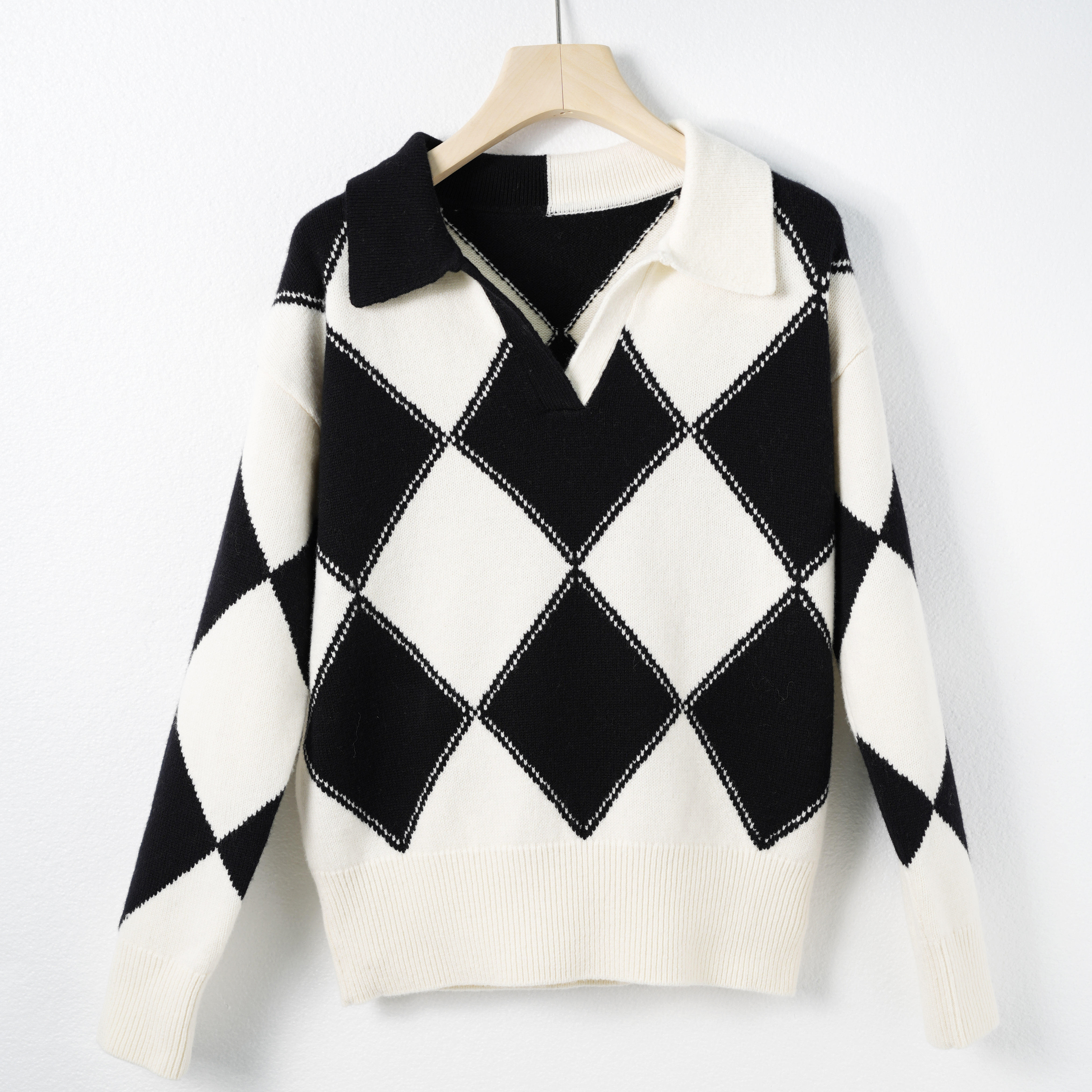 Wholesale Black and White Argyle Pattern Sweater with Polo Collar – Chic Knit Pullover