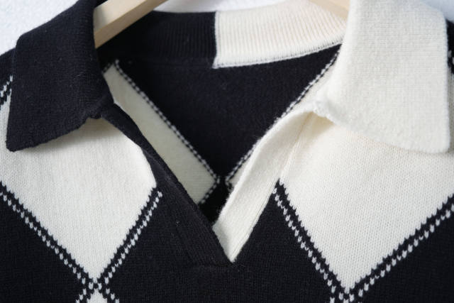 Wholesale Black and White Argyle Pattern Sweater with Polo Collar – Chic Knit Pullover