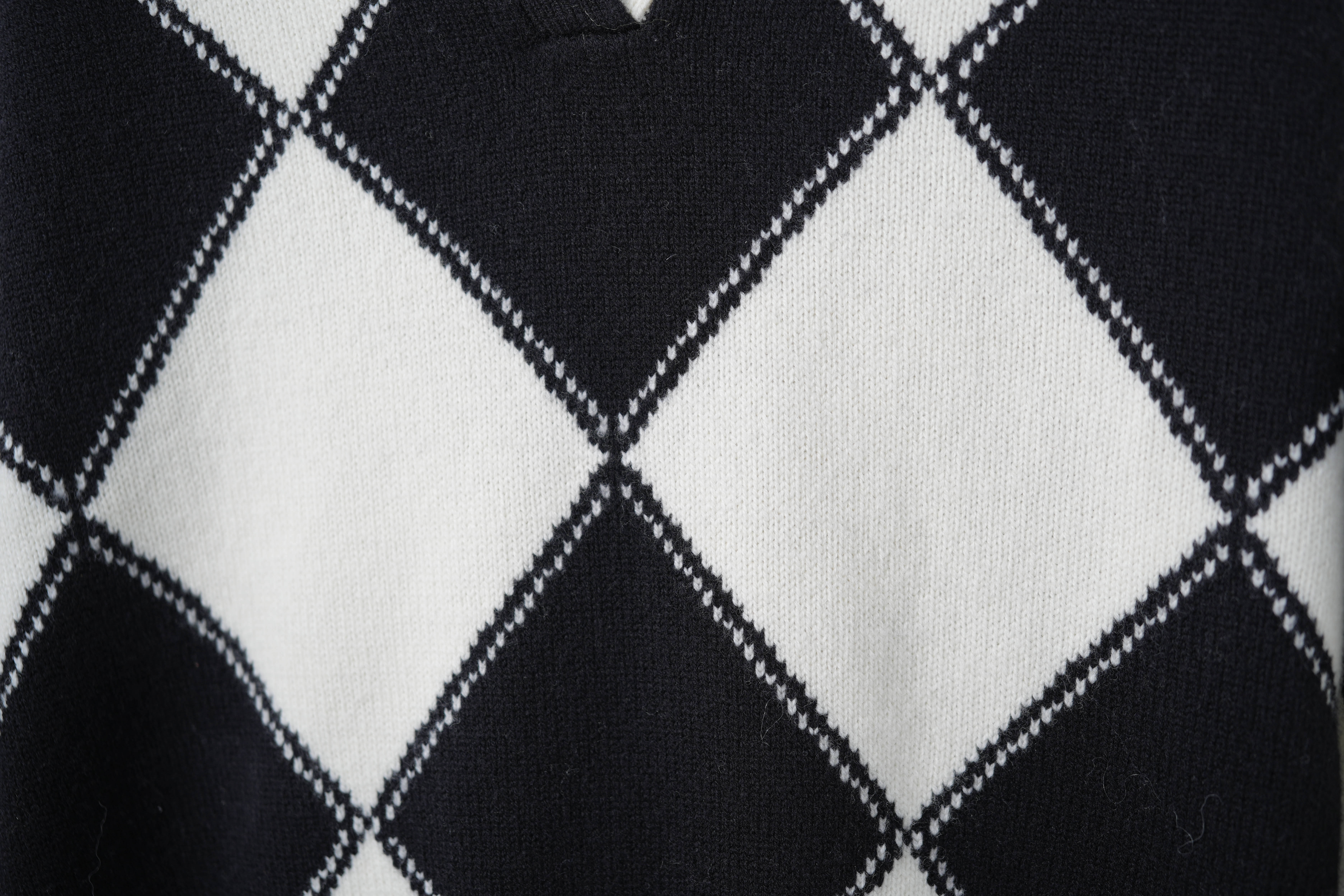 Wholesale Black and White Argyle Pattern Sweater with Polo Collar – Chic Knit Pullover