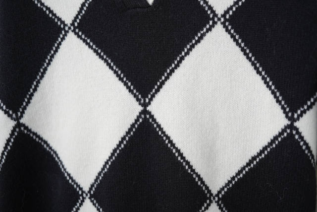 Wholesale Black and White Argyle Pattern Sweater with Polo Collar – Chic Knit Pullover