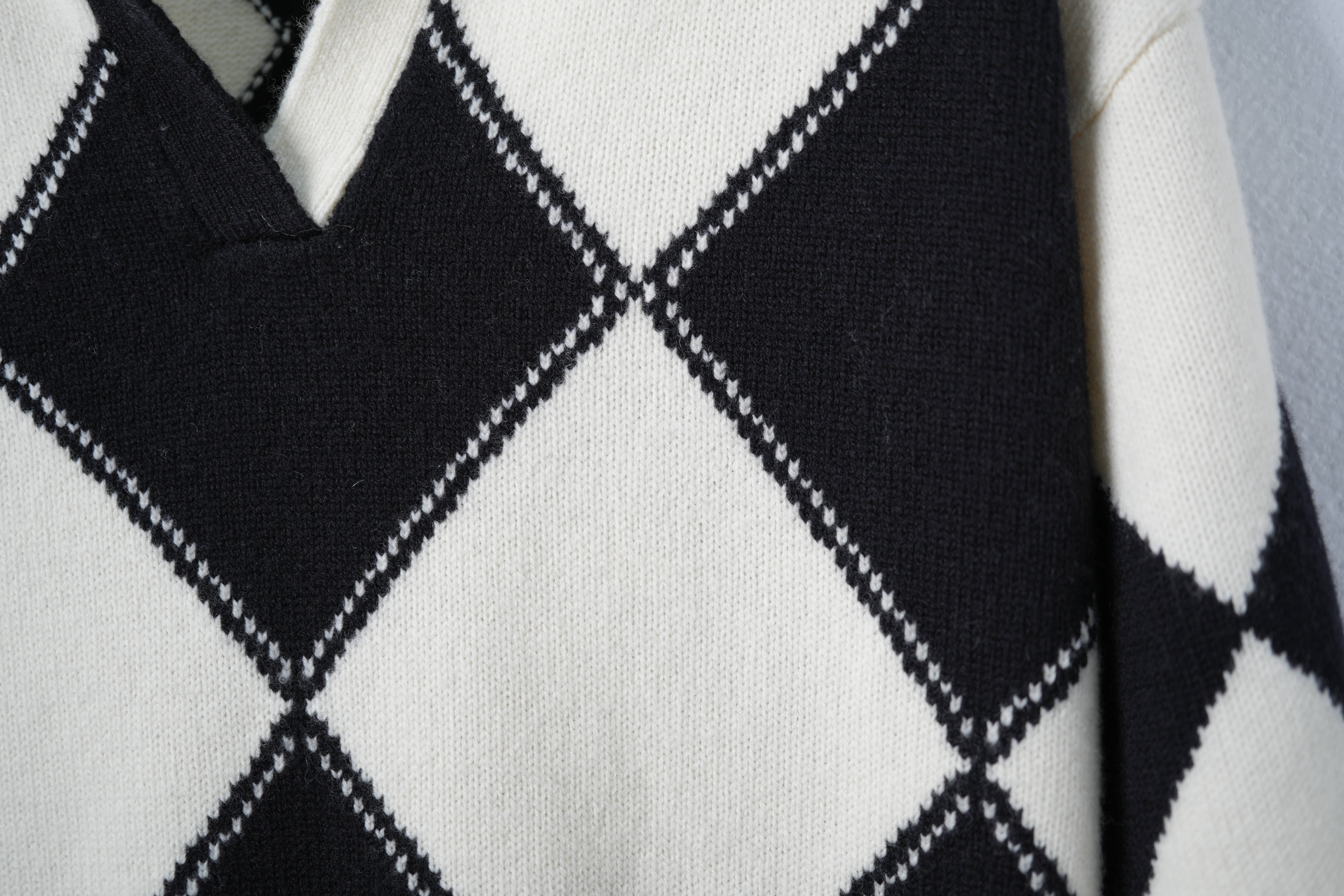 Wholesale Black and White Argyle Pattern Sweater with Polo Collar – Chic Knit Pullover