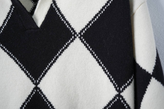 Wholesale Black and White Argyle Pattern Sweater with Polo Collar – Chic Knit Pullover