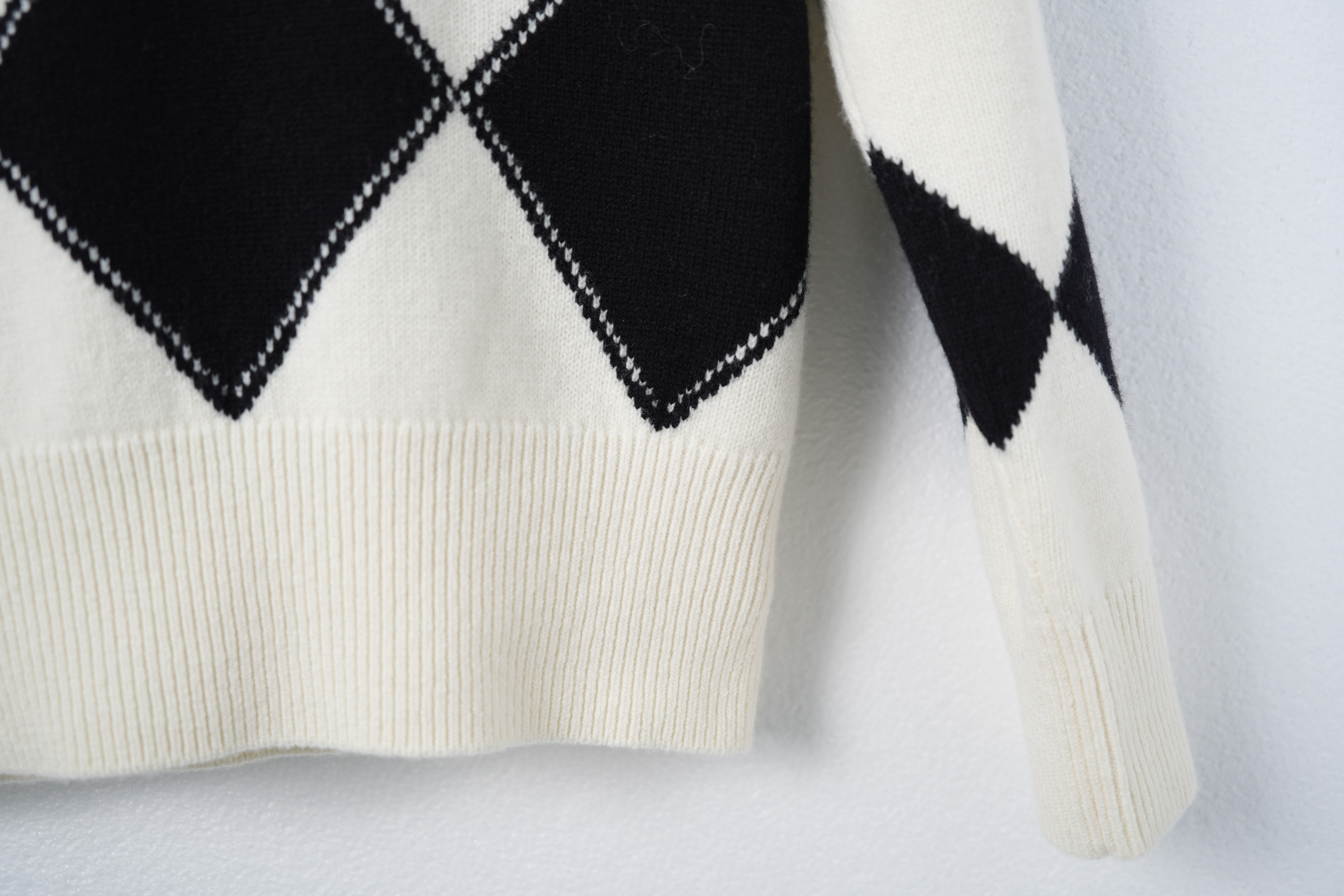 Wholesale Black and White Argyle Pattern Sweater with Polo Collar – Chic Knit Pullover
