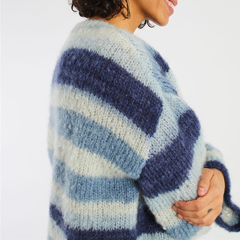 OEM ODM Women’s Blue Striped Oversized Knit Sweater – Soft Cozy Winter Pullover