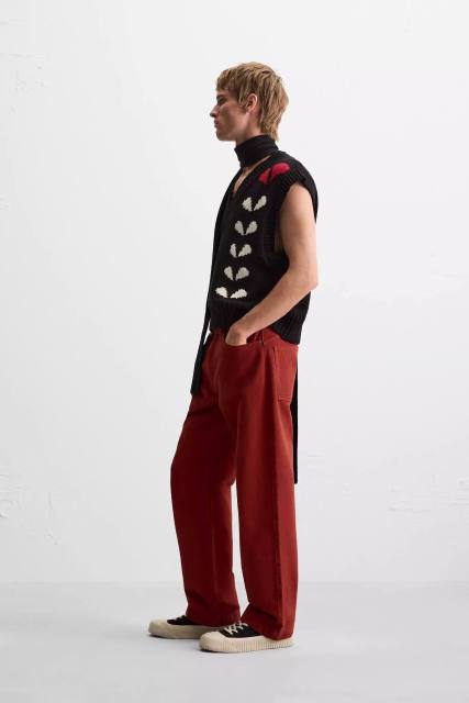 customized Men’s Black Knit V-Neck Sleeveless Sweater Vest with Graphic Pattern