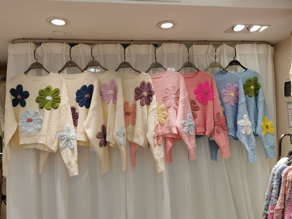 OEM ODM Women’s Cream Knit Sweater with Pink Bow Appliqué – Soft Cozy Casual Pullover