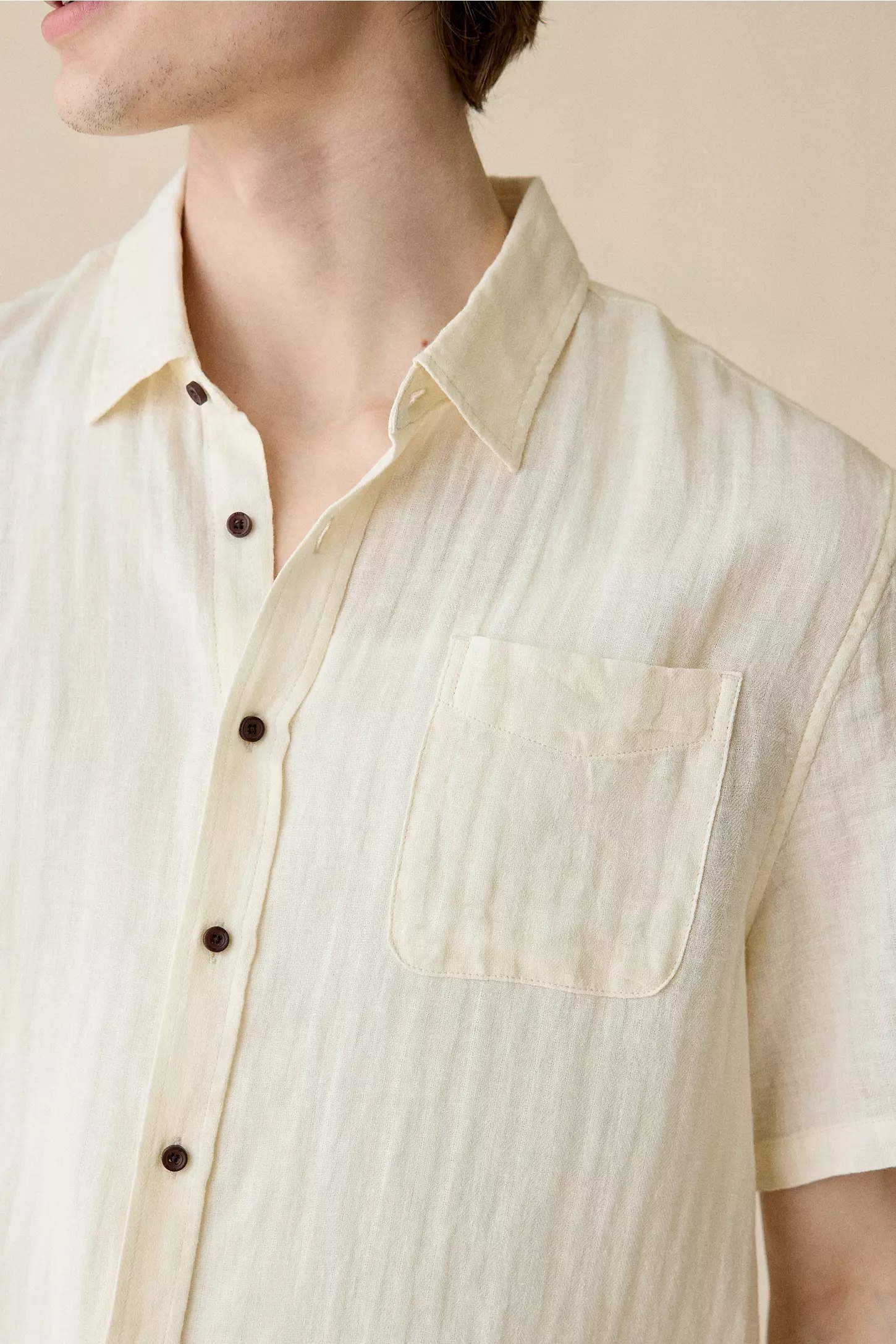 Personalized Men’s Beige Lightweight Short Sleeve Button-Down Shirt – Casual Breathable Summer Shirt