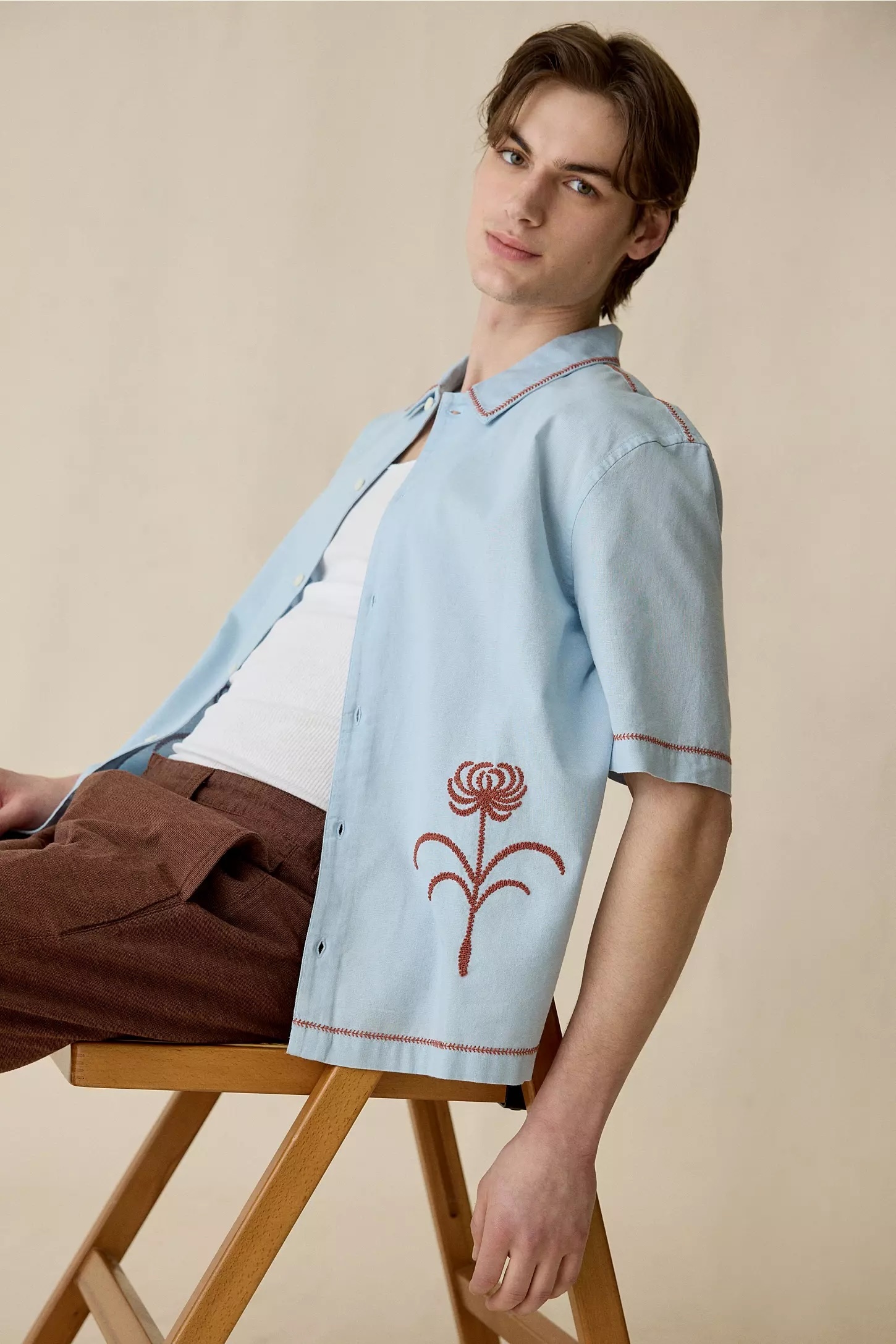 ODM OEM Men’s Sky Blue Floral Embroidered Short Sleeve Camp Collar Shirt