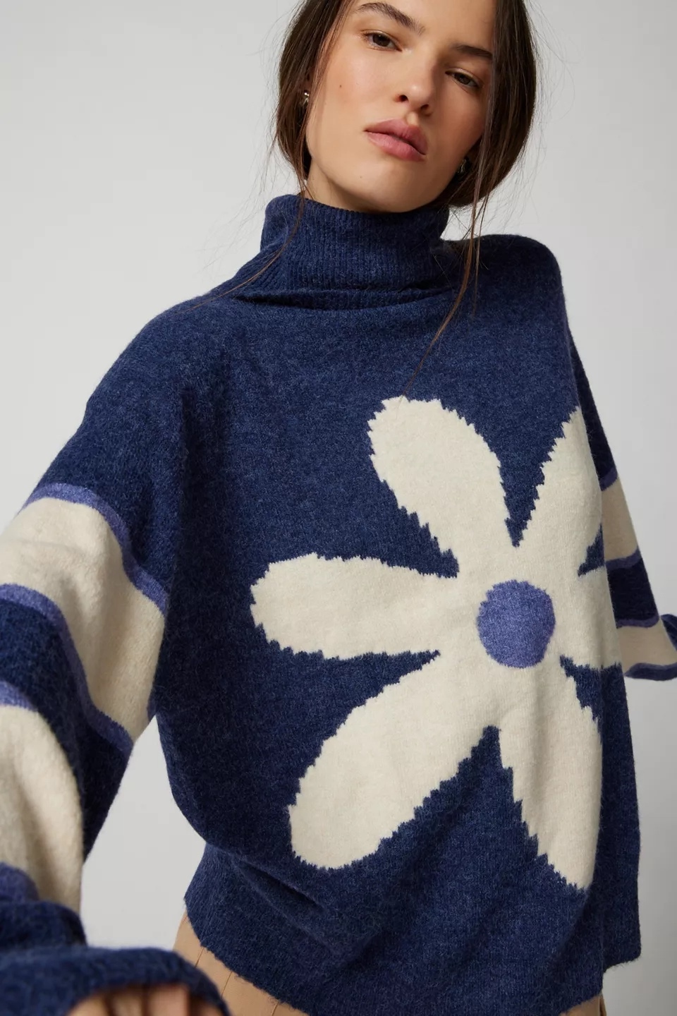 ODM OEM Oversized Floral Intarsia Turtleneck Sweater – Soft Knit Statement Pullover for Women