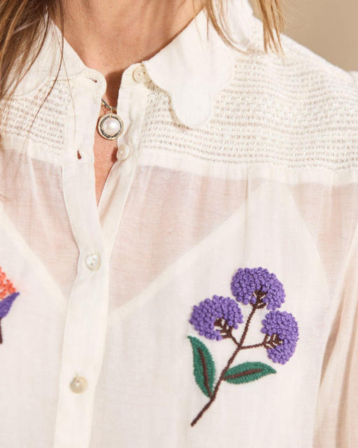 Personalized Women’s White Floral Embroidered Button-Up Blouse with Scalloped Hem