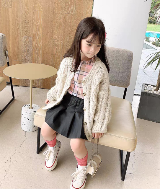 ODM OEM Girls’ Cream Cable Knit Button-Up Cardigan