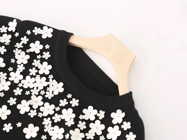 Factory Direct Beige Women’s Black 3D Floral Appliqué Crew-Neck Knit Sweater