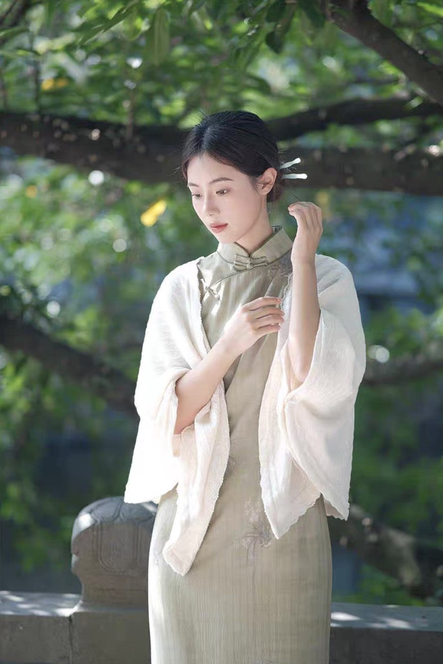 Elara Ivory Lightweight Draped Shawl – Elegant Soft Shoulder Wrap for Women