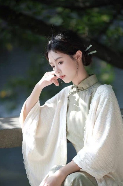 Elara Ivory Lightweight Draped Shawl – Elegant Soft Shoulder Wrap for Women