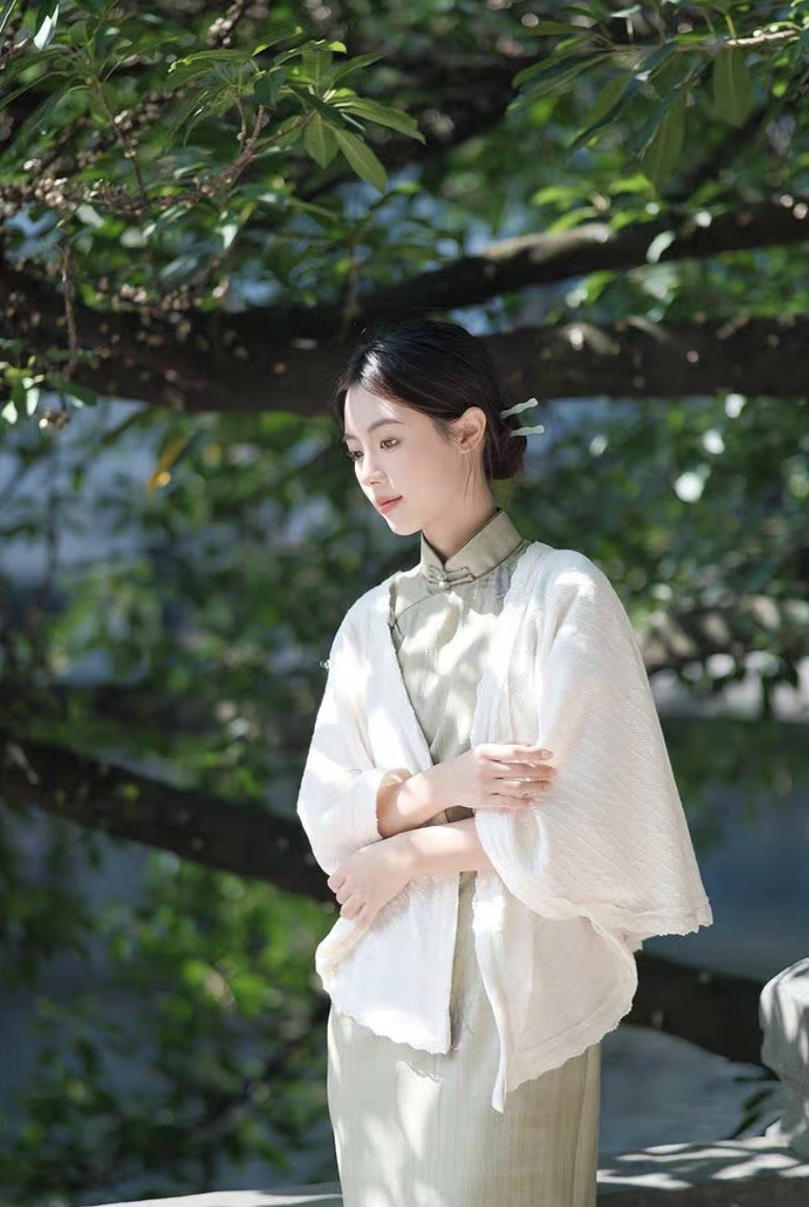 Elara Ivory Lightweight Draped Shawl – Elegant Soft Shoulder Wrap for Women