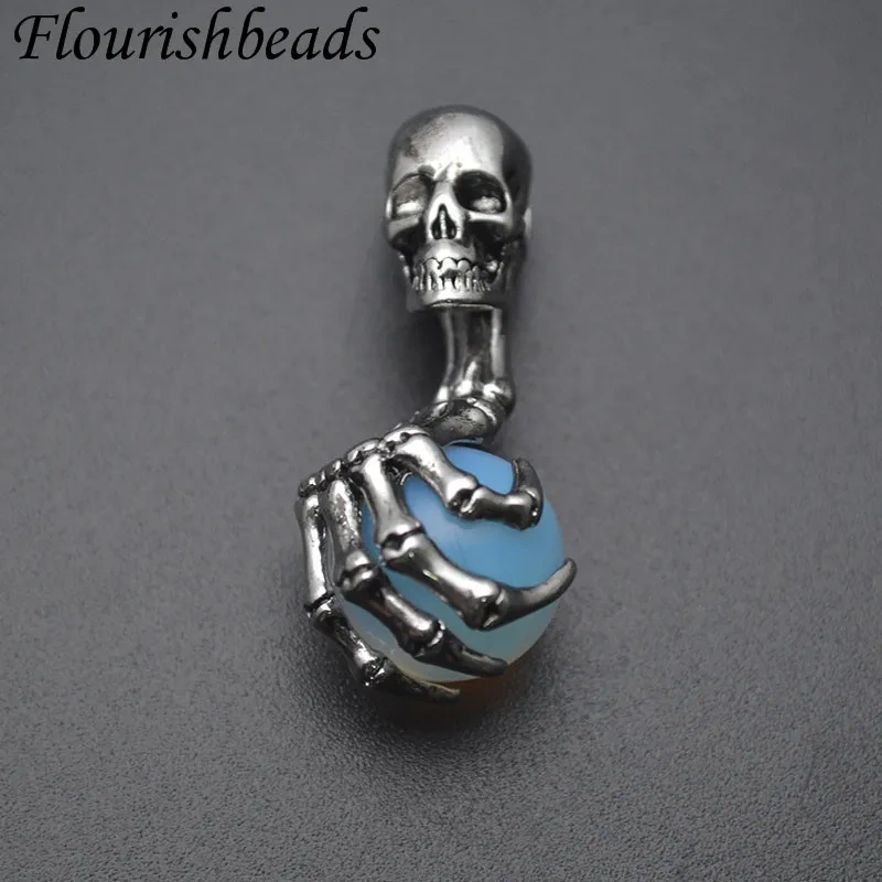 Wholesale Various Natural Stone Cave Skull Hand Holding Crystal Pendant Charms Healing Meditation Jewelry Gifts 5pcs/lot