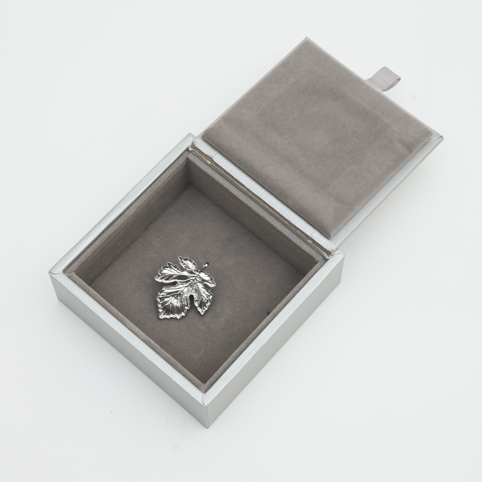 LuxGoth Stainless Steel Hollow Maple Leaf Lapel Pins - Pair of Exquisite Men's Brooches with Detailed Leaf Texture, Perfect for Adding a Touch of Vintage Autumn Style